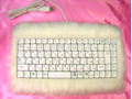 ふわふわとした感触が心地よいフェイクファーをあしらったキーボード 画像