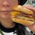 【実食】どれだけ凄いのか！？ロッテリア・トリプルベーコントリプル絶品チーズバーガー 画像