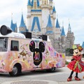 東京ディズニーリゾート40周年ドリームゴーラウンドの 衣装を身につけたミッキーマウスとミニーマウス