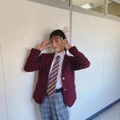 石川恋、ポニテ×制服姿でキュートにWピース！「めっちゃ似合ってる」「愛らしい」の声 画像