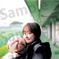 日向坂46・影山優佳の1st写真集『知らないことだらけ』くまざわ書店限定特典ポストカード　撮影：新津保建秀（扶桑社刊）