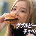 池田エライザ、ミニスカ＆ニーハイで「チョベリグ」…マクドナルド新CM