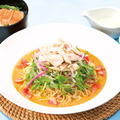 蒸し鶏とシャキシャキ生野菜の濃厚ごまだれ冷やし麺