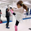 渡辺美奈代のハイキック（インスタグラムから＝事務所に掲載許可いただいています）