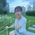 撮影中にくしゃみする貞野遥香（公式ツイッター＝所属事務所の掲載許可をいただいています）