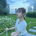 撮影中にくしゃみする貞野遥香（公式ツイッター＝所属事務所の掲載許可をいただいています）