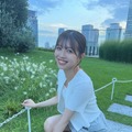 撮影中にくしゃみする貞野遥香（公式ツイッター＝所属事務所の掲載許可をいただいています）