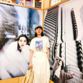 のん、自身のアートブック『Non』の写真展を訪問！展示作品との“3ショット”も