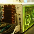 緑の蛍光色に光るキューブPC。背面には水冷型と思われる冷却装置がつけられている