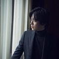 加藤シゲアキ＝撮影：羽田誠／スタイリスト：十川ヒロコ／ヘアメイク：KEIKO（Sublimation）／アートディレクション：高倉健太（GLYPH Inc.）
