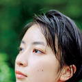 注目の新人女優・藤﨑ゆみあ、グラビアで魅せる神秘的な横顔＆等身大の笑顔