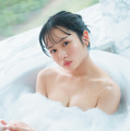 上村ひなの写真集『そのままで』主婦と生活社刊　撮影：藤原宏