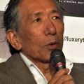 記者会見に登場した岸田一郎氏