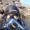 実際にiDive 300を装着して潜ってみた。写真ではわかりづらいが、マスク（ダイビング用ゴーグル）のストラップにヘッドホン（スピーカ）を固定している。本体はBCD（ダイビング用浮力調整ベスト）のDリングにストラップで固定できるので、ダイビング時に邪魔にならない。