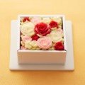 「フラワーピクニックカフェ」の「食べられるお花のクリスマスボックスフラワーケーキ」
