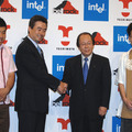 左から、堤下敦（インパルス）、インテルの吉田和正社長、吉本興業の吉野伊佐男社長、板倉俊之（インパルス）