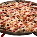 ドミノ・ピザ、竹炭を混ぜ込んだ真っ黒な生地使用のハロウィン限定ピザ