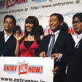 サイト「ENTRY NOW!」開設で提携したイエローキャブの佐藤紳司社長ら関係者と、同プロ所属タレントの根本はるみ