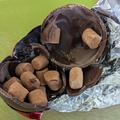 チョコレートボムを割った写真　撮影：渡邉