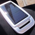 　パンズのモバイルソーラー 充電器「DR. SOLAR CHARGER」は、太陽光充電が可能なソーラーパネルを備えたiPhone 3Gの充電にも対応したモバイルバッテリーである。