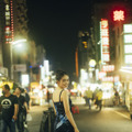 髙石あかり、1st写真集『幻灯』発売！真っ赤なワンピースの鮮烈カット公開！