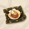 「三分亭」の「殻付き帆立 エシレバター醤油焼き」（1,210円）