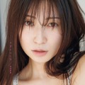 吉田朱里、2冊同時発売ファースト写真集から「魅せるボディ」を公開