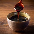 うずらの卵を混ぜて完成するテリヤキソース