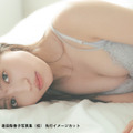 声優・逢田梨香子、最新写真集でランジェリーカットや大胆背中露出も