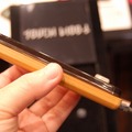 　CEATEC JAPAN 2009のNTTドコモブースでは、本物の木材を使用した携帯電話「TOUCH WOOD」試作機が展示されていた。