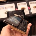 　CEATEC JAPAN 2009のNTTドコモブースでは、本物の木材を使用した携帯電話「TOUCH WOOD」試作機が展示されていた。