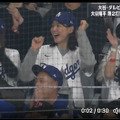 大谷翔平のライト前ヒットに客席の真美子夫人もハイタッチで歓喜 画像