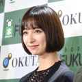 透明感ヤバッ！ 篠田麻里子、美白肌の水着姿で“親子プール”を満喫 画像