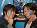 【Windows 7深夜販売イベント Vol.8】混雑のパーツ街でWindows 7のタトゥーシール貼りまくり！ 画像