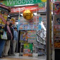 　深夜販売を行う各店舗でカウントダウンが始められ、22日の0時よりついにWindows 7が販売開始となった。