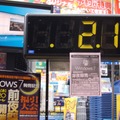 　深夜販売を行う各店舗でカウントダウンが始められ、22日の0時よりついにWindows 7が販売開始となった。