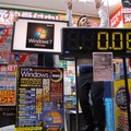 　深夜販売を行う各店舗でカウントダウンが始められ、22日の0時よりついにWindows 7が販売開始となった。