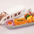 【東武商事】スペーシア X弁当（1折）1,980円〈各日数量限定〉リアルな車体BOXの中身は、チキンライス、鶏のから揚げ、ミニハンバーグなどが入ったお子様ランチ。