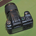 　コニカミノルタは、CCDシフト方式の手ブレ補正機構を内蔵したレンズ交換式デジタル一眼レフカメラ「αSweet DIGITAL」を8月下旬に発売する。実売予想価格はボディのみが10万円前後、レンズキットは12万円前後。