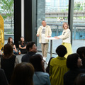鶴瓶の横にはアフロソニックの会場にもあった「ベリケン像」が（C）テレビ東京/テレビ大阪