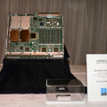会場に展示されていた日立製作所の667MHz Itanium2を搭載したサーバモジュール（ブレード）
