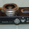 レンズの鏡筒上部には、3種類のアスペクト比（「16:9」「3:2」「4:3」）をワンタッチで切り替えられるスイッチを備える