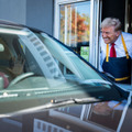 マクドナルドで働くドナルド・トランプ氏(Photo by Jabin Botsford/The Washington Post via Getty Images)