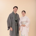 NHK連続テレビ小説「ばけばけ」に出演するトミー・バストウと髙石あかり　(C)NHK
