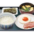 目玉焼きベーコン朝食 390円(税込)