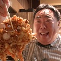 巨大かき揚げに笑いが止まらない！ドランク塚地が立ち食い激戦区・新橋で堪能 画像