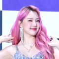ファンも混乱…K-POP女性アイドルが公開した2SHOTが話題「彼氏絶対可愛いよね？」【PHOTO】