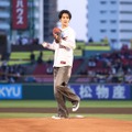 楽天イーグルス対北海道日本ハムファイターズ戦の始球式に臨んだ渡邊圭祐　（C）映画「女神降臨」製作委員会