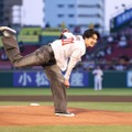 楽天イーグルス対北海道日本ハムファイターズ戦の始球式に臨んだ渡邊圭祐　（C）映画「女神降臨」製作委員会