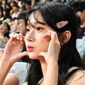 “絶対領域”もチラッ…韓国20歳チアのイ・ジュウン、体操着コーデの体育座りにファンもメロメロ【PHOTO】 画像